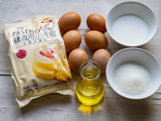 1、古早味蛋糕,准备要用到的所有材料，材料都是室温状态下的，低筋面粉提前过筛。