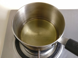 2、古早味蛋糕,玉米油放入奶锅中小火加热至起油丝的状态