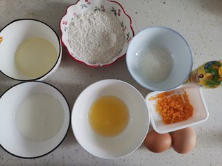 2、香橙????海绵纸杯蛋糕（不开裂不回缩）,称好食材备用