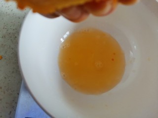 4、香橙????海绵纸杯蛋糕（不开裂不回缩）,把擦过皮的橙子挤出25克橙汁