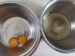 5、香橙????海绵纸杯蛋糕（不开裂不回缩）,准备两个干净无油无水的盆，分离蛋清和蛋黄，蛋白里不能掉入蛋黄，否则蛋白打不起来，分离好的蛋白放冰箱冷藏备用