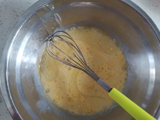 6、香橙????海绵纸杯蛋糕（不开裂不回缩）,蛋黄中加入牛奶，橙汁，玉米油搅拌均匀