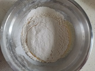 7、香橙????海绵纸杯蛋糕（不开裂不回缩）,筛入低筋面粉画“z”字搅拌均匀