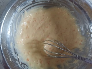 8、香橙????海绵纸杯蛋糕（不开裂不回缩）,加入腌制好的橙皮屑，画“z”字搅拌均匀