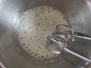 9、香橙????海绵纸杯蛋糕（不开裂不回缩）,再来处理蛋白，打蛋器开高速打到鱼眼粗泡泡时加入1/3白糖（第一次）