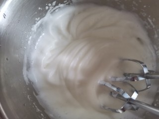 11、香橙????海绵纸杯蛋糕（不开裂不回缩）,打发至出现明显纹路时加入最后的白砂糖