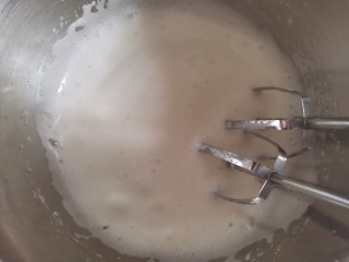 10、香橙????海绵纸杯蛋糕（不开裂不回缩）,打发至粗泡变的细腻时加入第二次白砂糖