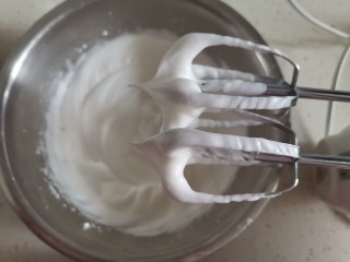 12、香橙????海绵纸杯蛋糕（不开裂不回缩）,打发至干性发泡，即提起打蛋器有直立的小尖角