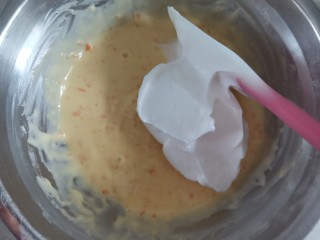 13、香橙????海绵纸杯蛋糕（不开裂不回缩）,再取1/3的蛋白霜到蛋黄糊里翻拌均匀，不能画圈搅拌