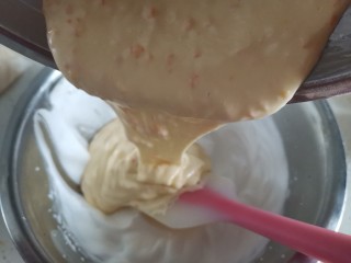 14、香橙????海绵纸杯蛋糕（不开裂不回缩）,再倒回蛋白霜里