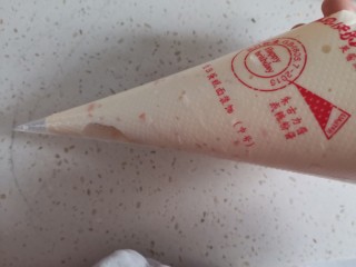 15、香橙????海绵纸杯蛋糕（不开裂不回缩）,同样的手法翻拌均匀至看不见蛋白霜，装入裱花袋