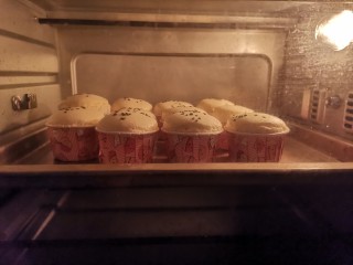 17、香橙????海绵纸杯蛋糕（不开裂不回缩）,撒上黑芝麻，震几下气泡，送入预热好的烤箱，上下火140度烤30分钟，再转150度烤10分钟上色