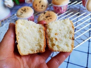 19、香橙????海绵纸杯蛋糕（不开裂不回缩）,掰开看看，组织结构气孔均匀，细腻绵软，松软香甜，像海绵一样柔软，没牙的小朋友也可以吃。