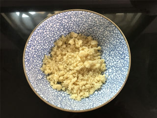 2、奶酥咖啡玛芬蛋糕,先来做奶酥，把20克黄油，20克低粉，20克杏仁粉和20克糖粉混合后用手搓成粗玉米粒状后待用。