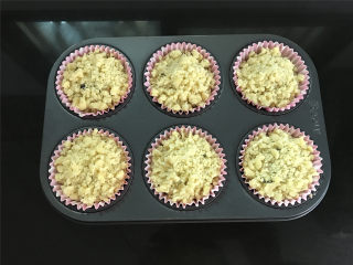 9、奶酥咖啡玛芬蛋糕,撒上准备好的奶酥粒即可。