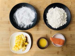 1、胡萝卜饼干,先把所需要的食材提前称重准备好。