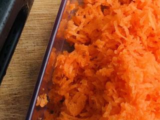 2、胡萝卜饼干,胡萝卜擦成像肉松一样的绒绒，这样方便后期擀至跟压模，也可以把胡萝卜蒸熟捣成泥状，我这里是直接用擦子把胡萝卜擦成了绒绒。