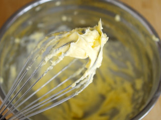 5、胡萝卜饼干,搅打至黄油颜色变浅，体积蓬松，完全没有干粉即可，如图所示。