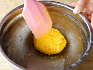 8、胡萝卜饼干,分2次加入面粉，用刮刀翻拌均匀至无干粉，形成面团，面团表面不用太光滑。