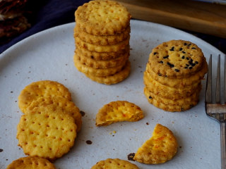 13、胡萝卜饼干,烤箱提前预热，把烤盘送入烤箱中层，上160 、下140度，烤制25分钟，最后5分钟留意饼干上色情况。