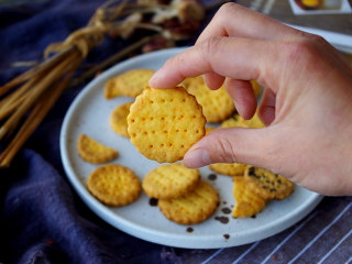 14、胡萝卜饼干,饼干烤好后放入烤网，自然冷却后放入饼干盒，无油低脂的胡萝卜饼干就做好啦，淡淡的奶香，咬上一口酥脆可口，非常好吃，没事时可以磨磨牙，也可以拿来哄哄娃，无论居家还是外出或是办公都是非常不错的小零食，自己做的饼干健康又美味。
