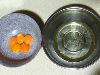 1、浅湘食光&可可草莓慕斯蛋糕,先做8寸戚风蛋糕。蛋黄、蛋白分离