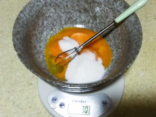 2、浅湘食光&可可草莓慕斯蛋糕,蛋黄中加细砂糖20g,拌匀
