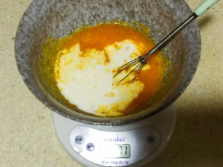 3、浅湘食光&可可草莓慕斯蛋糕,再加入牛奶40g,拌匀