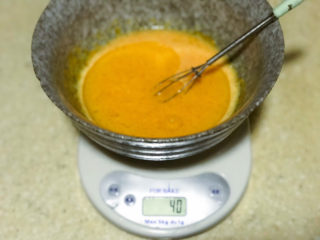 4、浅湘食光&可可草莓慕斯蛋糕,再加入无味色拉油40g,拌匀