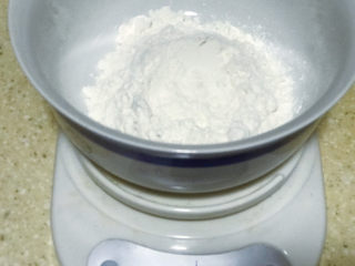 5、浅湘食光&可可草莓慕斯蛋糕,准备低筋面粉85g