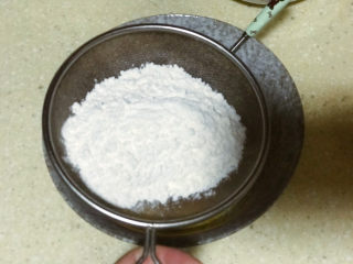 6、浅湘食光&可可草莓慕斯蛋糕,用筛子筛入蛋黄液中