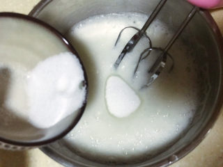 8、浅湘食光&可可草莓慕斯蛋糕,60g细砂糖分三次加入