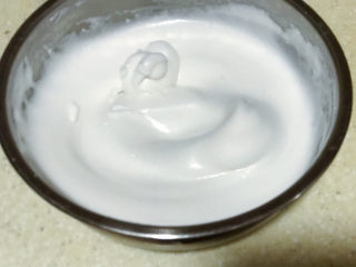 9、浅湘食光&可可草莓慕斯蛋糕,打发成,提起打蛋器,蛋白有弯尖勾