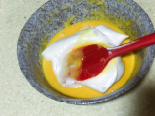 10、浅湘食光&可可草莓慕斯蛋糕,打发好的蛋白分三次拌入蛋黄液