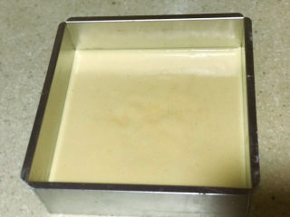 12、浅湘食光&可可草莓慕斯蛋糕,倒入八寸模具,震出气泡,放入烤箱160度50分钟(根据自己烤箱确定)