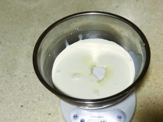 18、浅湘食光&可可草莓慕斯蛋糕,淡奶油300g加入30g秘砂糖,打发至出纹路