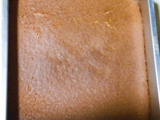 21、浅湘食光&可可草莓慕斯蛋糕,蛋糕烤好,从中间破成两片