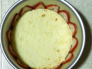 24、浅湘食光&可可草莓慕斯蛋糕,草莓片贴模具壁,放第一片蛋糕底