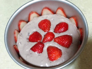 25、浅湘食光&可可草莓慕斯蛋糕,蛋糕底上加慕斯液,放草莓????