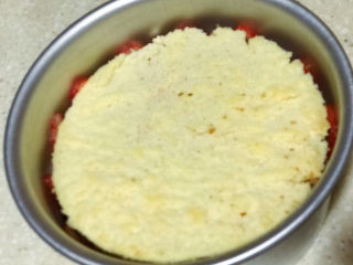 26、浅湘食光&可可草莓慕斯蛋糕,放第二片蛋糕底,上面再加慕斯液,震出气泡,放冰箱冷藏4小时以上。冷藏出来后,可以用吹风机适当吹壁脱模。