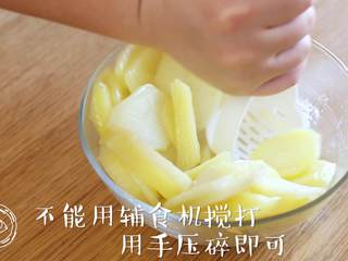 7、黄金虾球12m+（宝宝辅食）,把蒸熟的土豆片，手动压成泥，不能用辅食机搅打哈，不然土豆泥太粘稠，不容易包上虾仁，一定要切记哈~