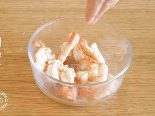 11、黄金虾球12m+（宝宝辅食）,腌制一会：依次撒上胡椒粉、盐，搅拌均匀~