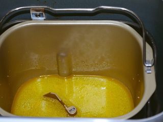 1、【自制安心油条 】，其实并不难~,1.把油，鸡蛋液以及水先调成均匀的液体~