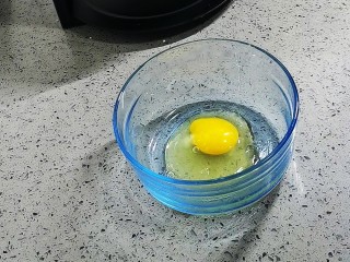 1、香兰华夫饼,空碗里依次放入鸡蛋