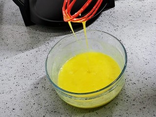 5、香兰华夫饼,用蛋抽搅拌均匀