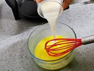 6、香兰华夫饼,加入牛奶