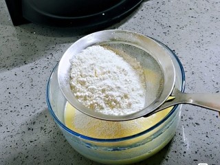 8、香兰华夫饼,用筛网依次将低筋面粉