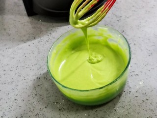 12、香兰华夫饼,搅拌至细腻的面糊