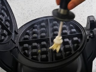 13、香兰华夫饼,华夫饼预热刷油