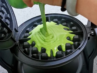14、香兰华夫饼,将面糊一次全部倒入